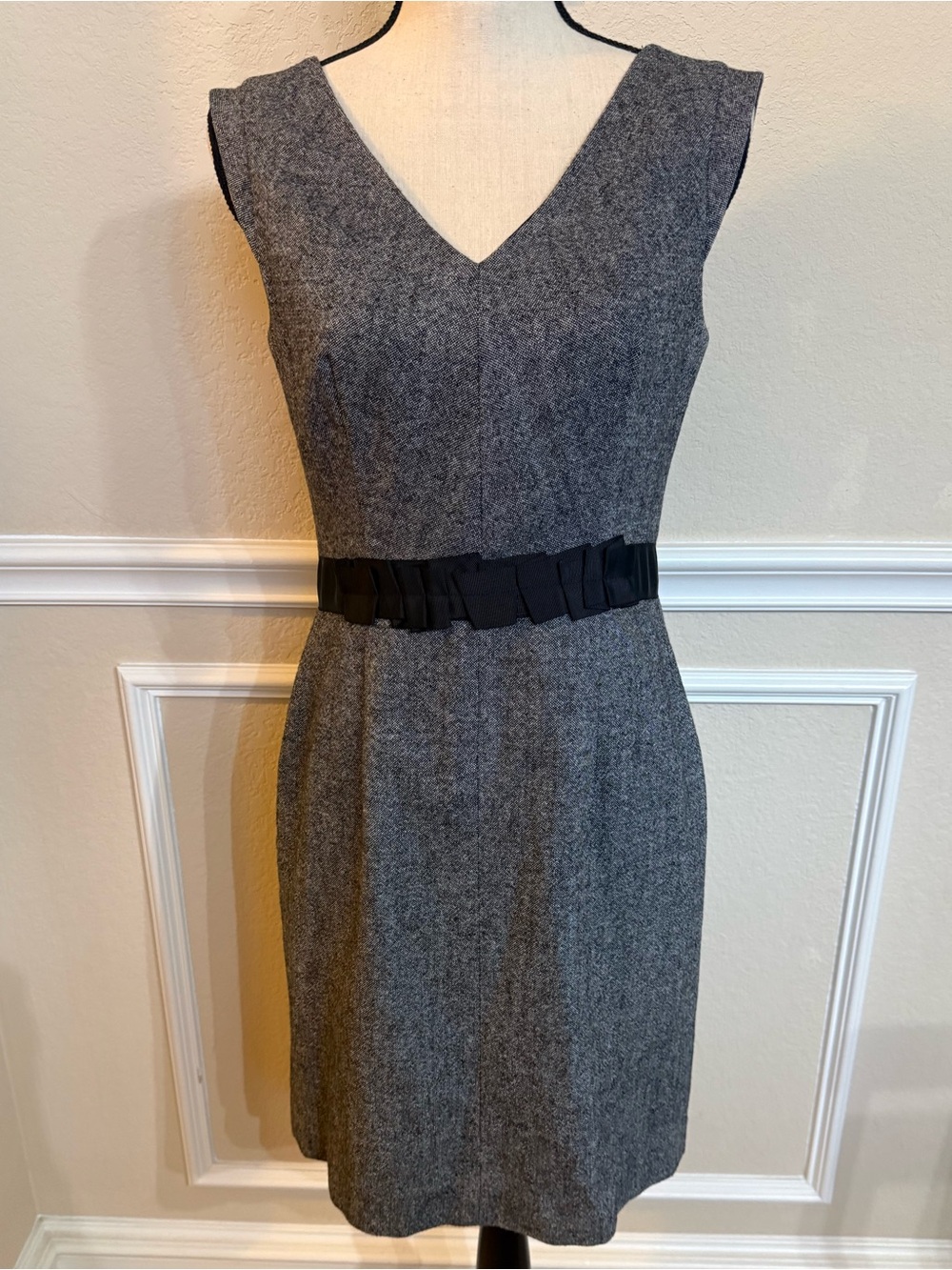 Banana Republic Gray V-Neck Sheath Dress with Black Waist Ribbon. Fully lined 6P
